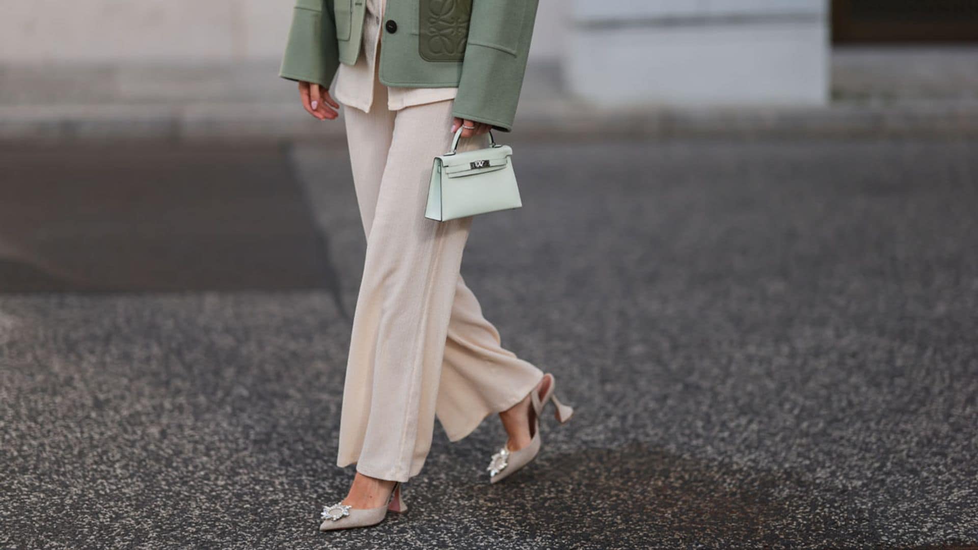Pantalones cómodos de entretiempo que son la mejor alternativa si no quieres llevar vaqueros