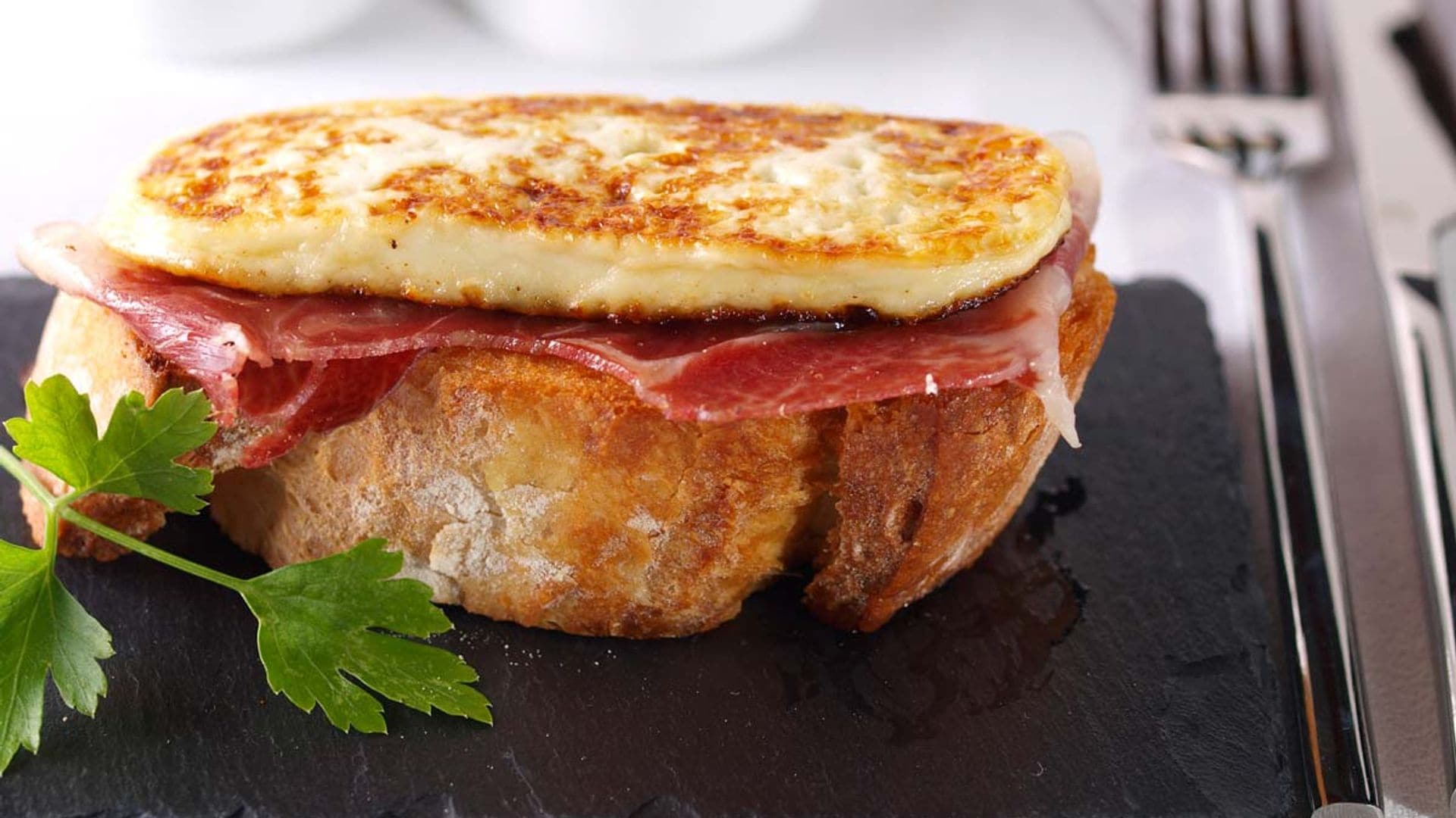 Montadito de jamón y queso a la plancha