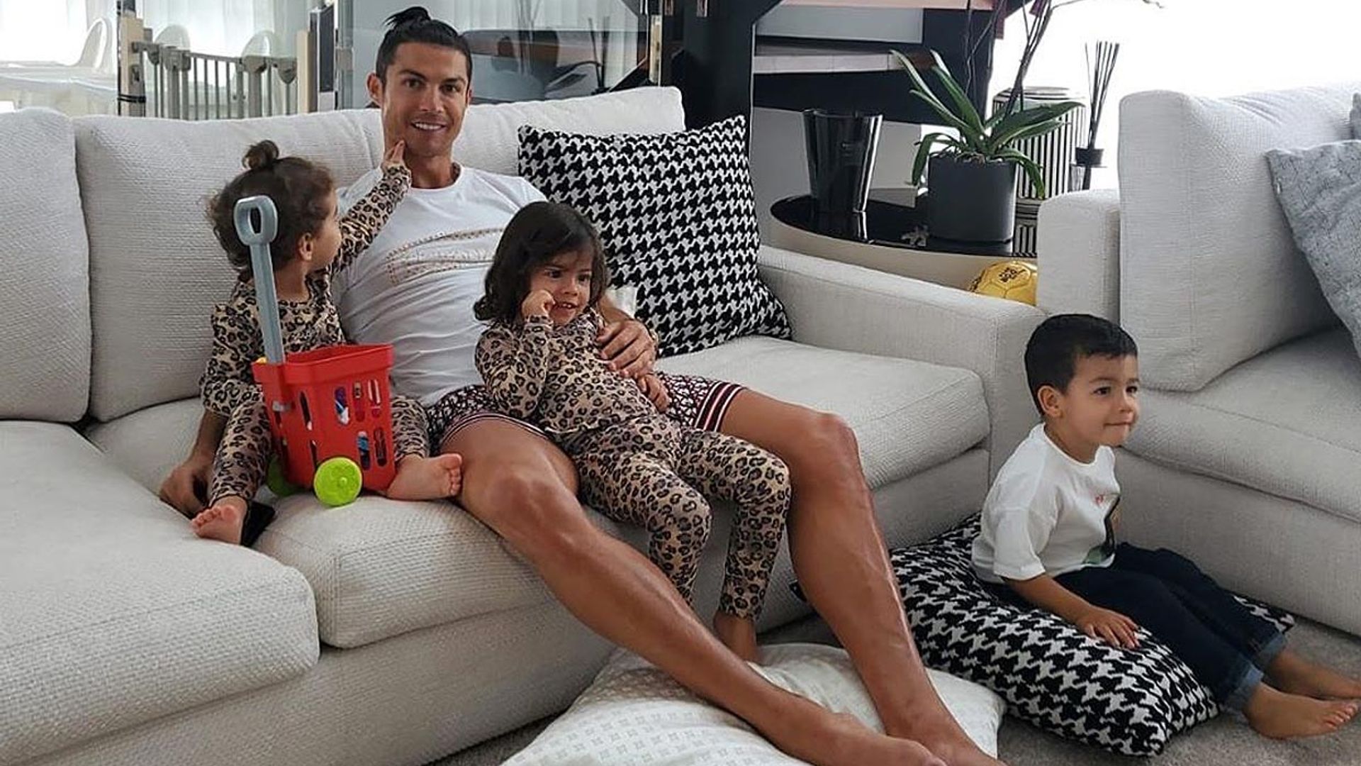 Pijamas conjuntados, carrito de la compra y mimos: tarde perfecta para Cristiano Ronaldo y sus hijos
