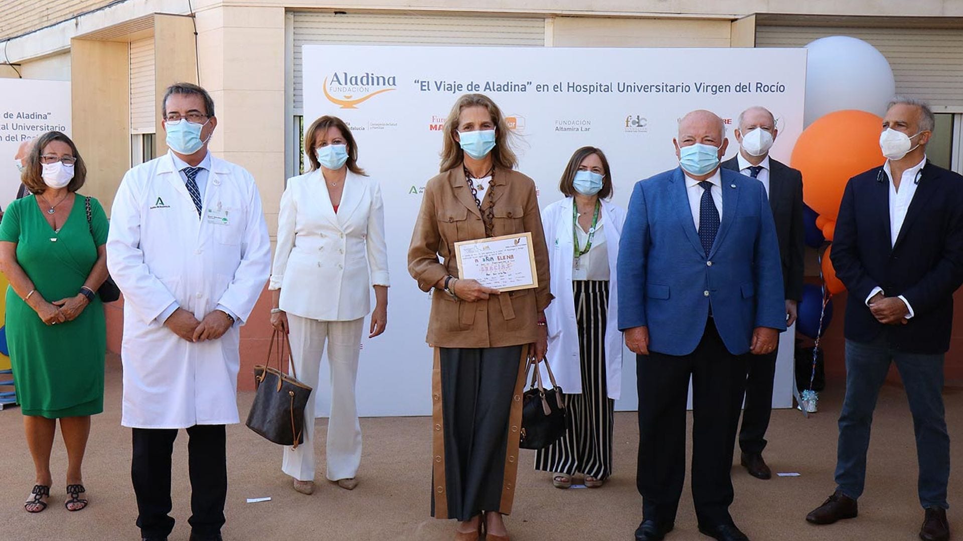 La infanta Elena y su 'viaje' solidario con los niños enfermos de cáncer