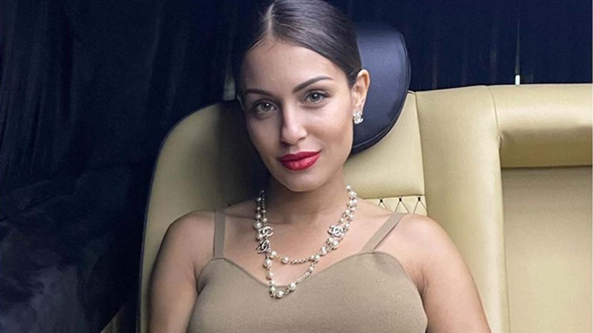 El simbólico posado de Hiba Abouk que repite la misma fotografía embarazada dos años después