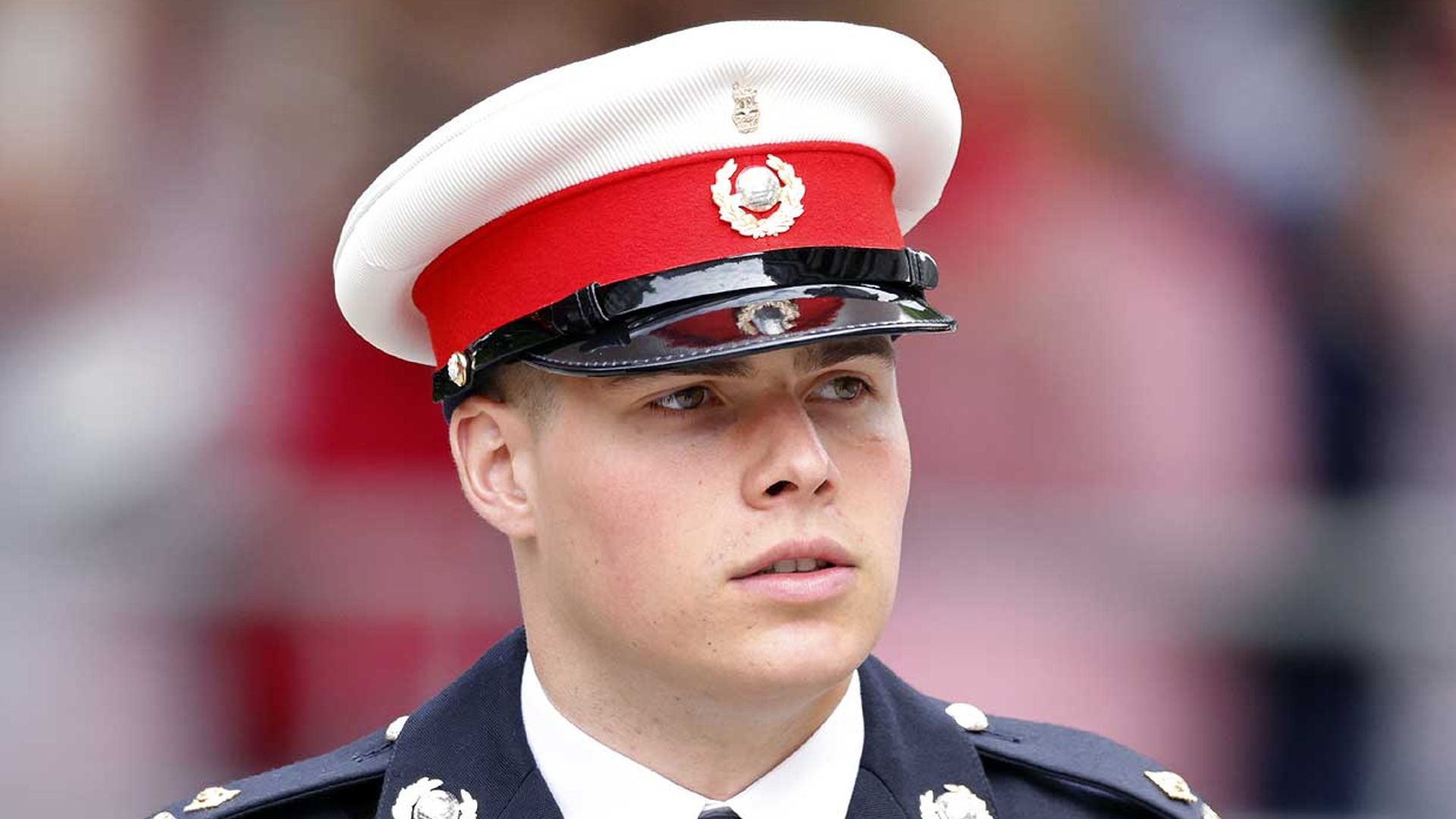 Arthur Chatto, el atractivo sobrino nieto de Isabel II, lució el uniforme militar durante el funeral de la Reina