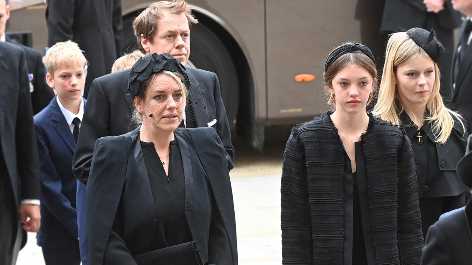 Sin títulos y alejados del círculo real, ¿Cómo es la relación de la reina Camilla con sus hijos?