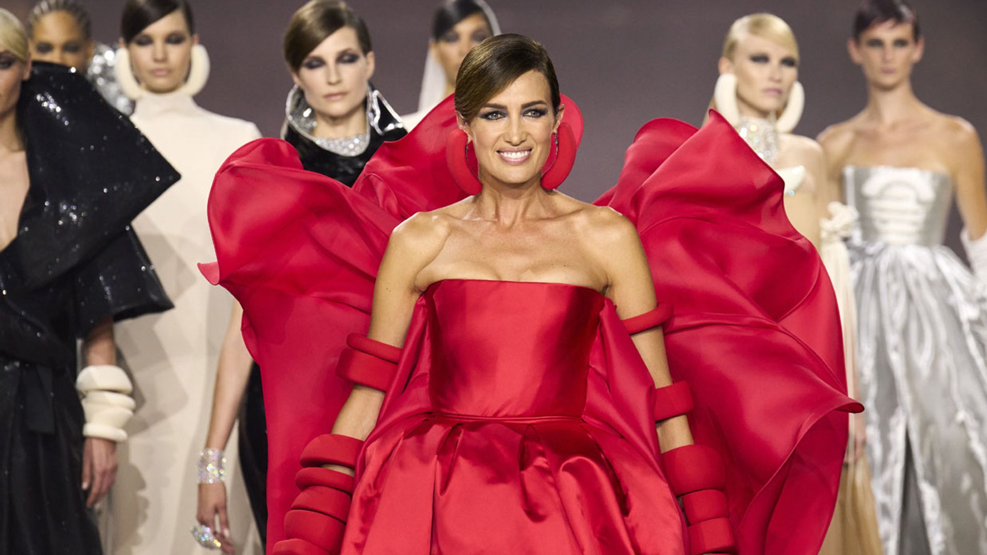 Nieves Álvarez vuelve a París con dos espectaculares looks de Alta Costura