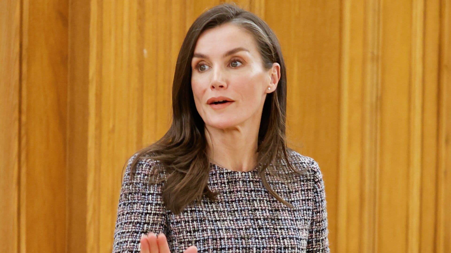 La reina Letizia muestra su lado más natural al protagonizar esta simpática anécdota: "No cierres, no cierres, que van a entrar"