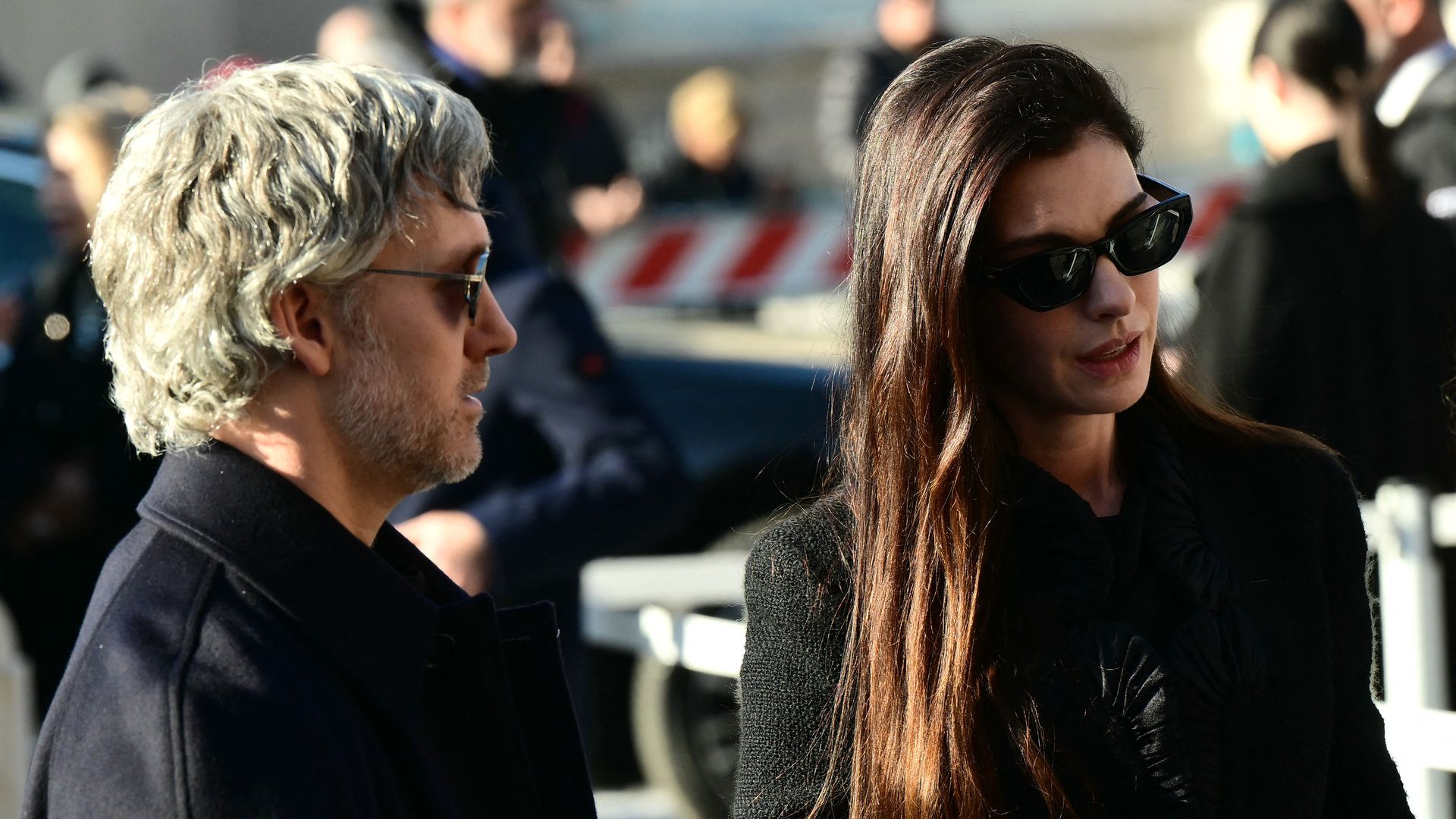 Las lágrimas de Anne Hathaway y los mensajes de amor de sus exparejas: el emotivo funeral de Valentino en Roma