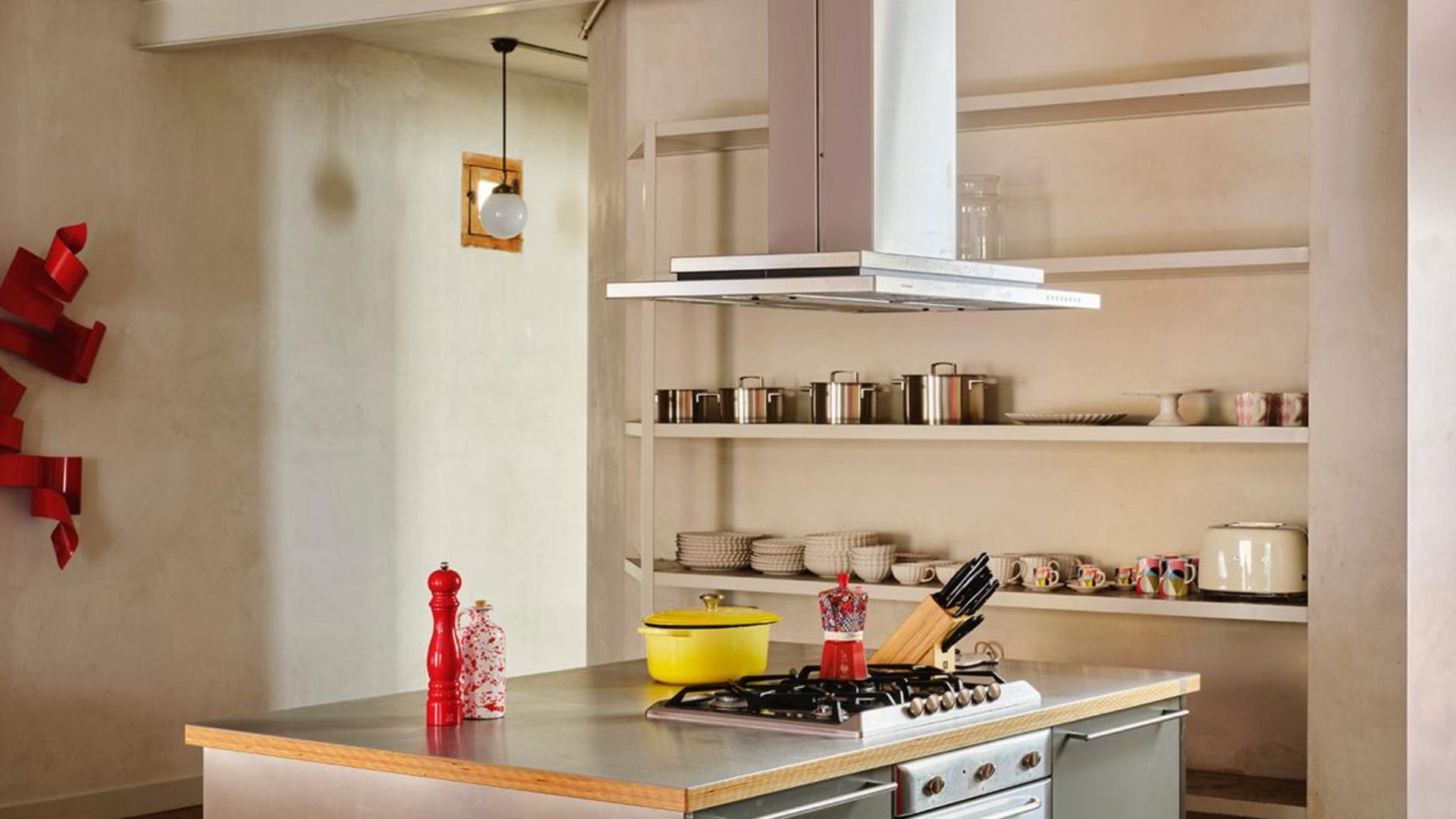 Cocina con estantería en una vivienda gestionada por The New Madrid