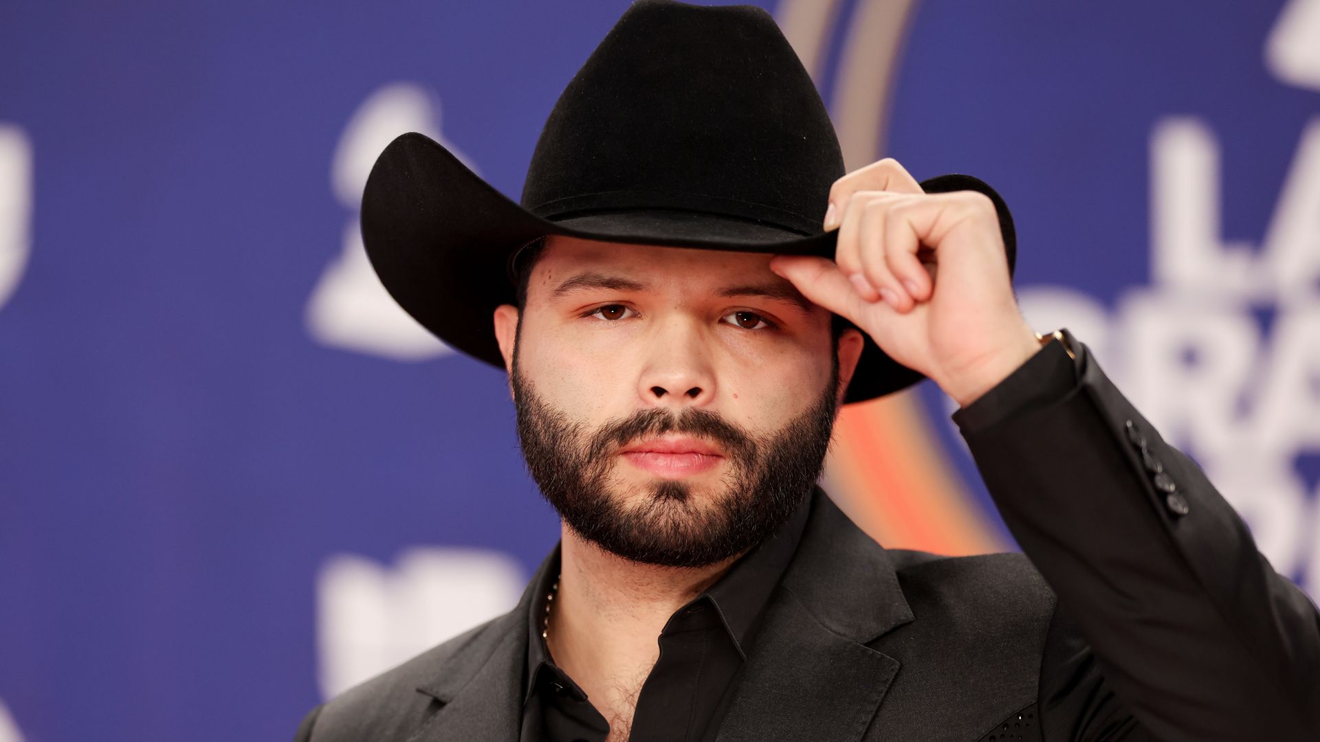 Pepe Aguilar sale en defensa de su hijo Leonardo tras no llenar su concierto: 'El apellido no canta'