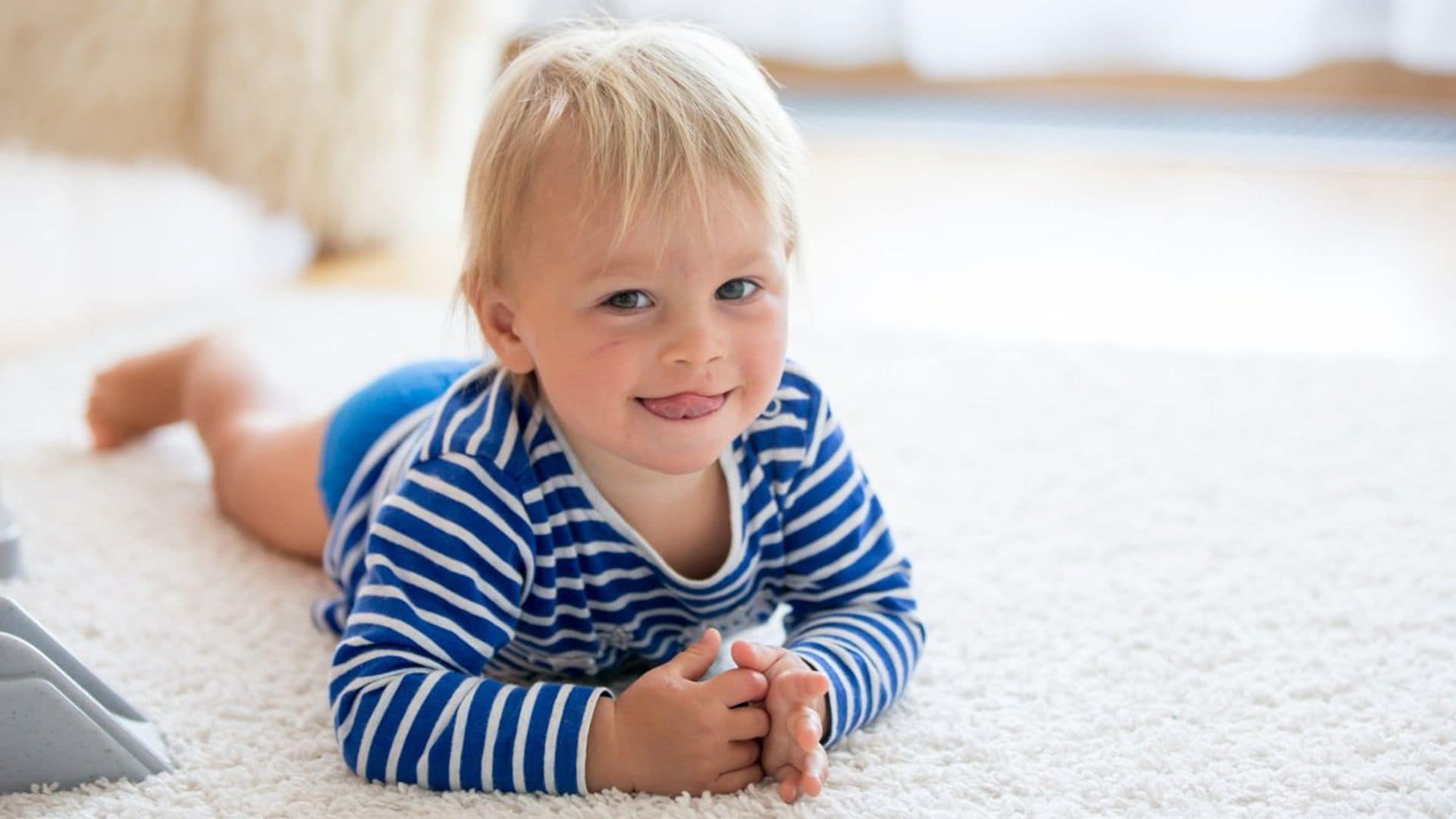 ¿Qué síntomas tiene la enfermedad mano-pie-boca y cómo le afecta al niño?