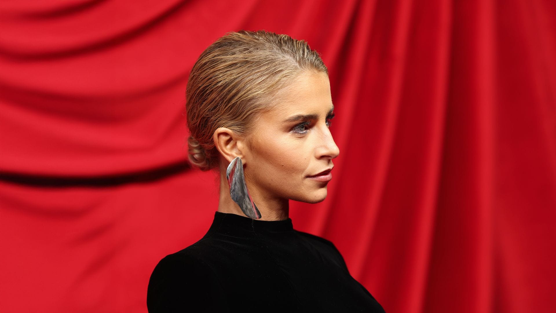 8 peinados para invitadas de boda con media melena que serán tendencia en 2026