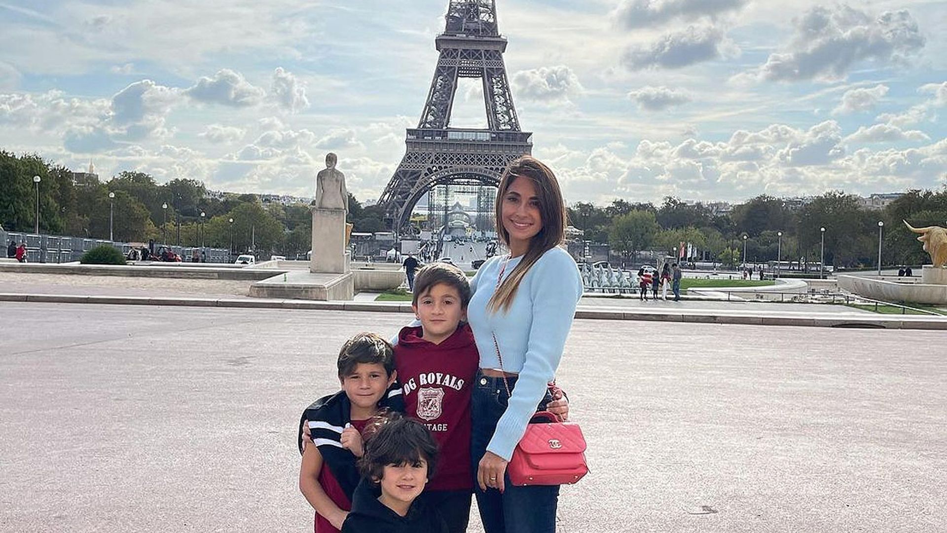 De la Torre Eiffel a Disneyland: el divertido reencuentro familiar de Antonela Roccuzzo con Sofía Balbi