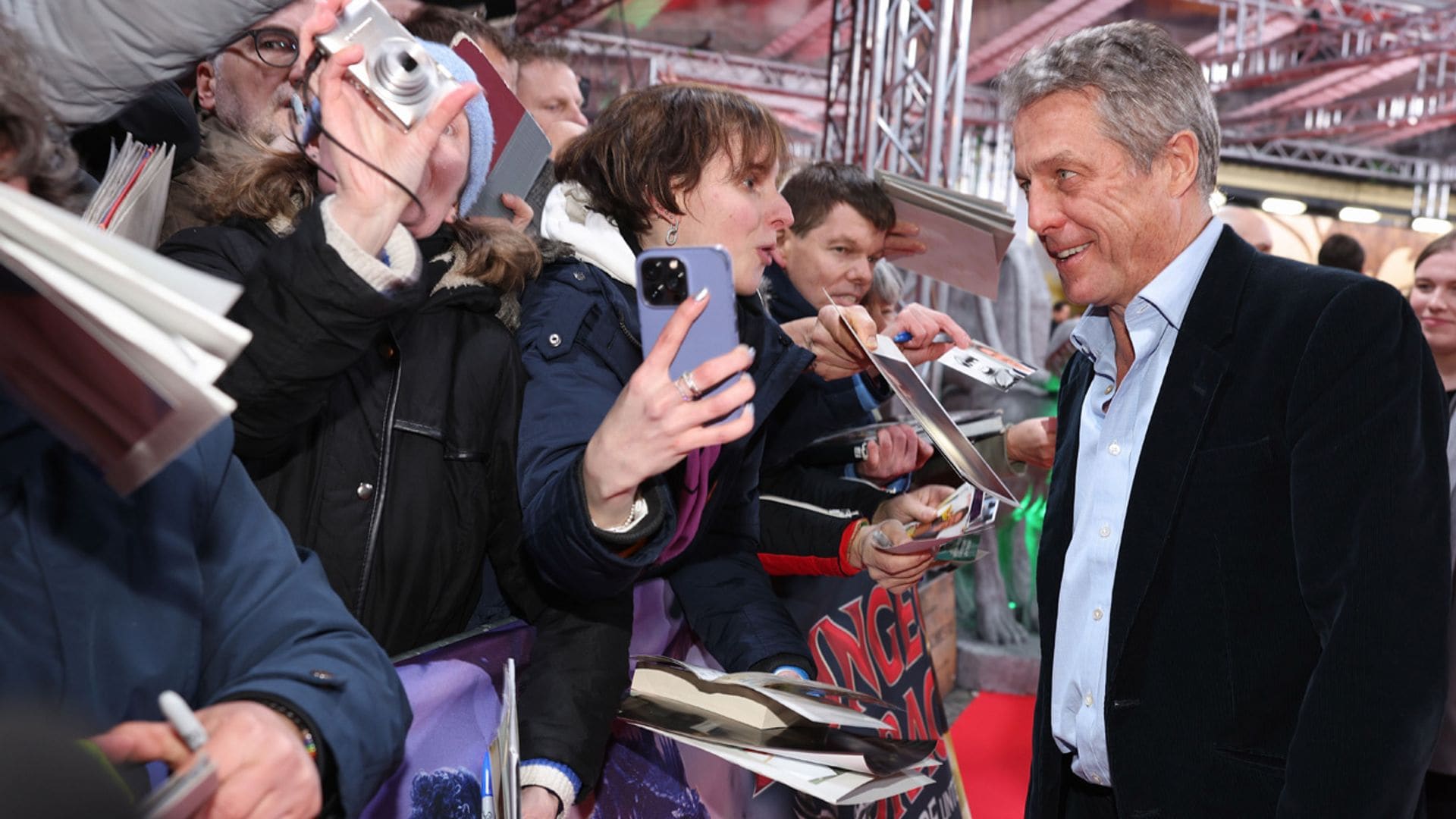 Hugh Grant reaparece en el estreno de su nueva película tras la polémica de los Oscar