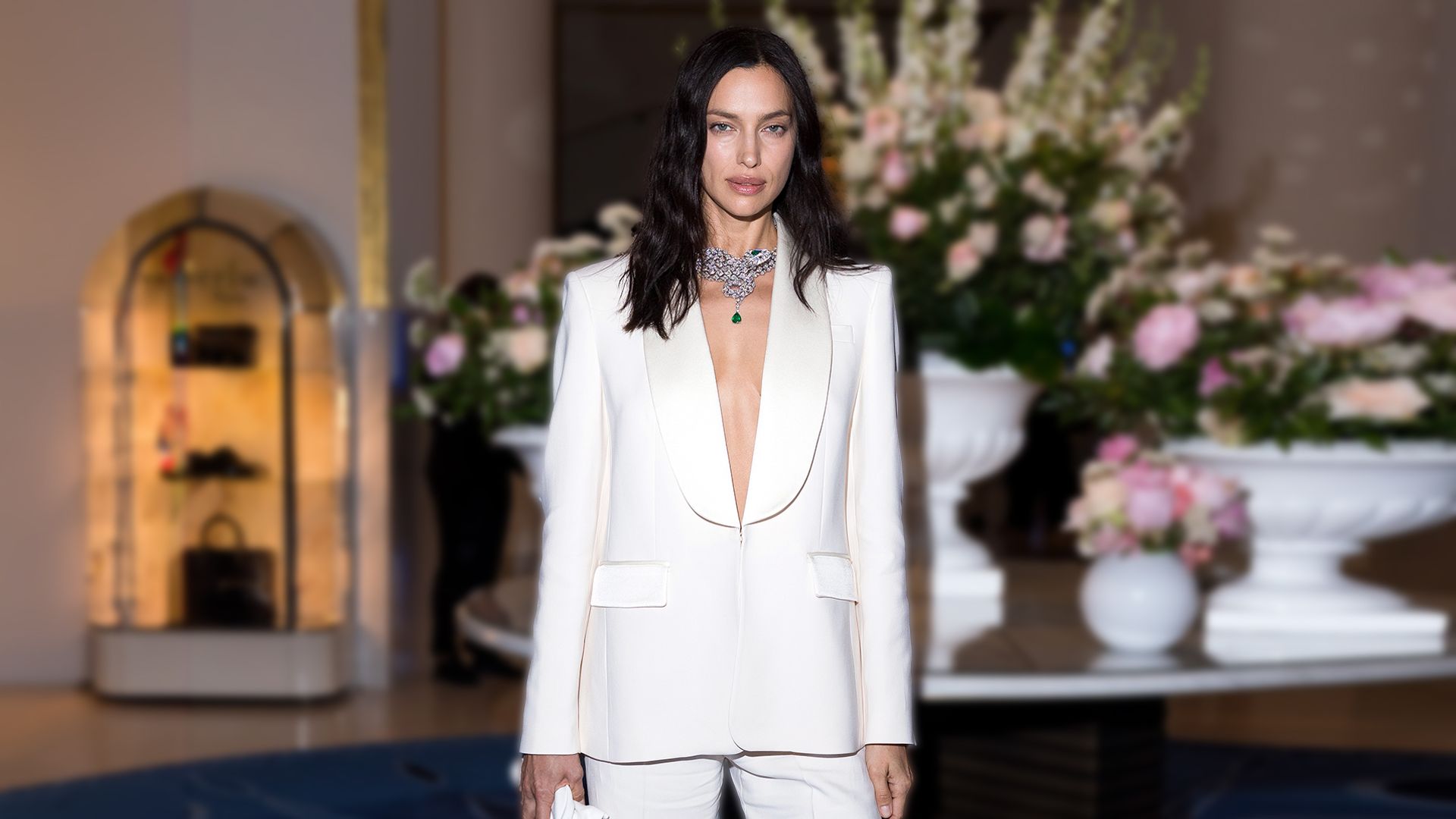 Pantalón de traje y sandalias planas: el look cómodo de Irina Shayk que podrás llevar 24/7