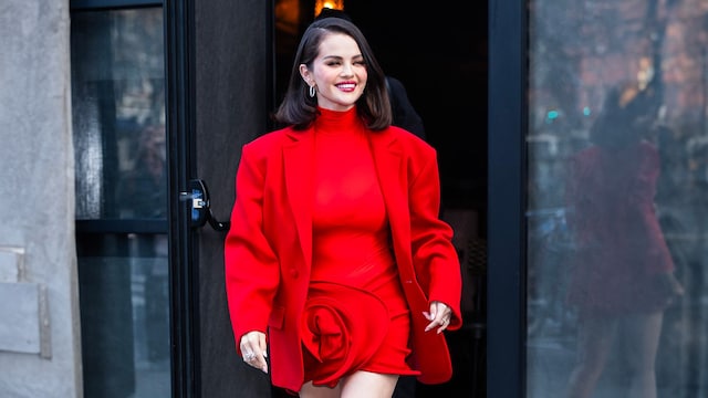 Selena Gomez con vestido rojo de Magda Butrym