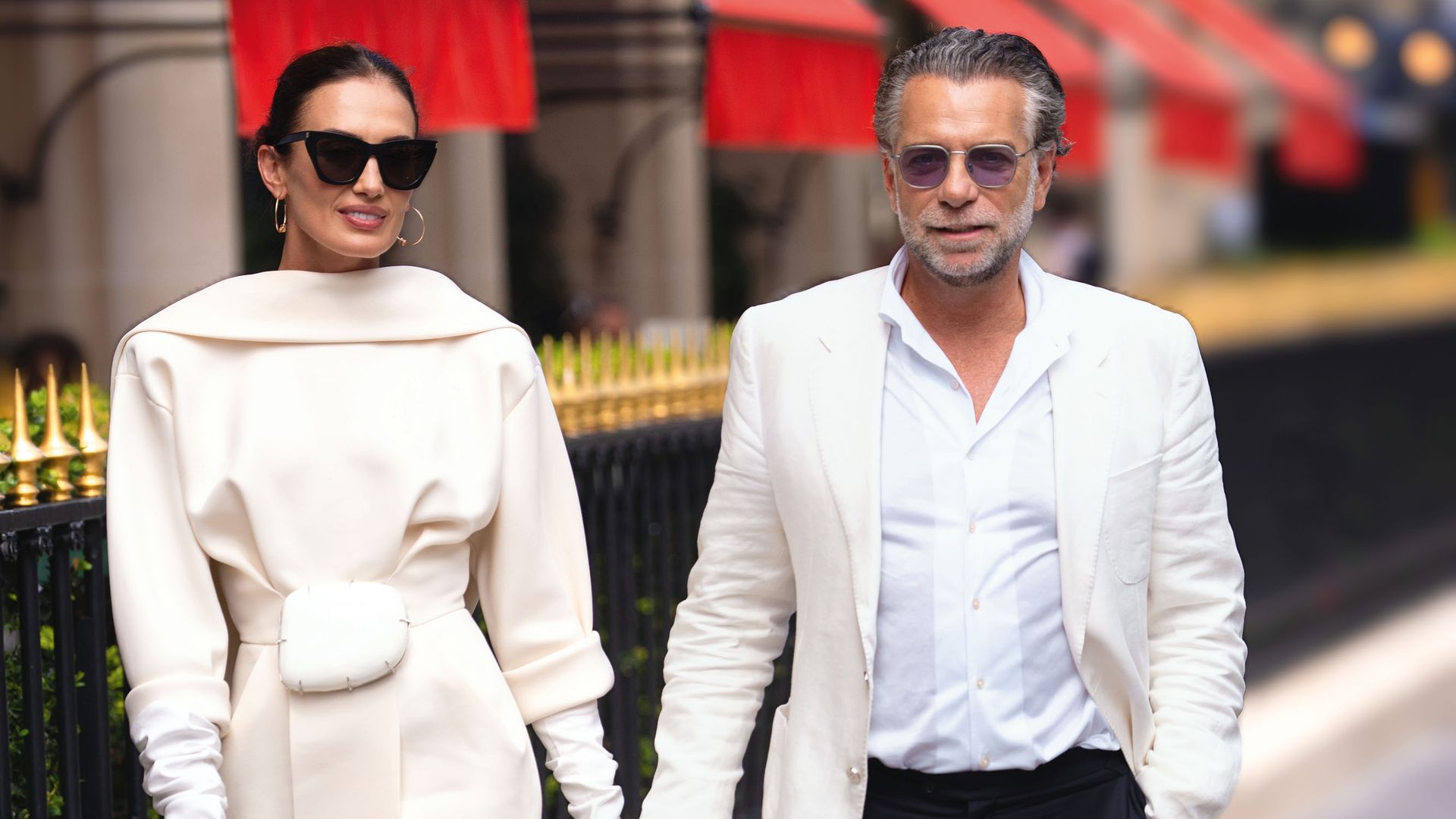 Tras su boda, caminando de la mano por la capital francesa