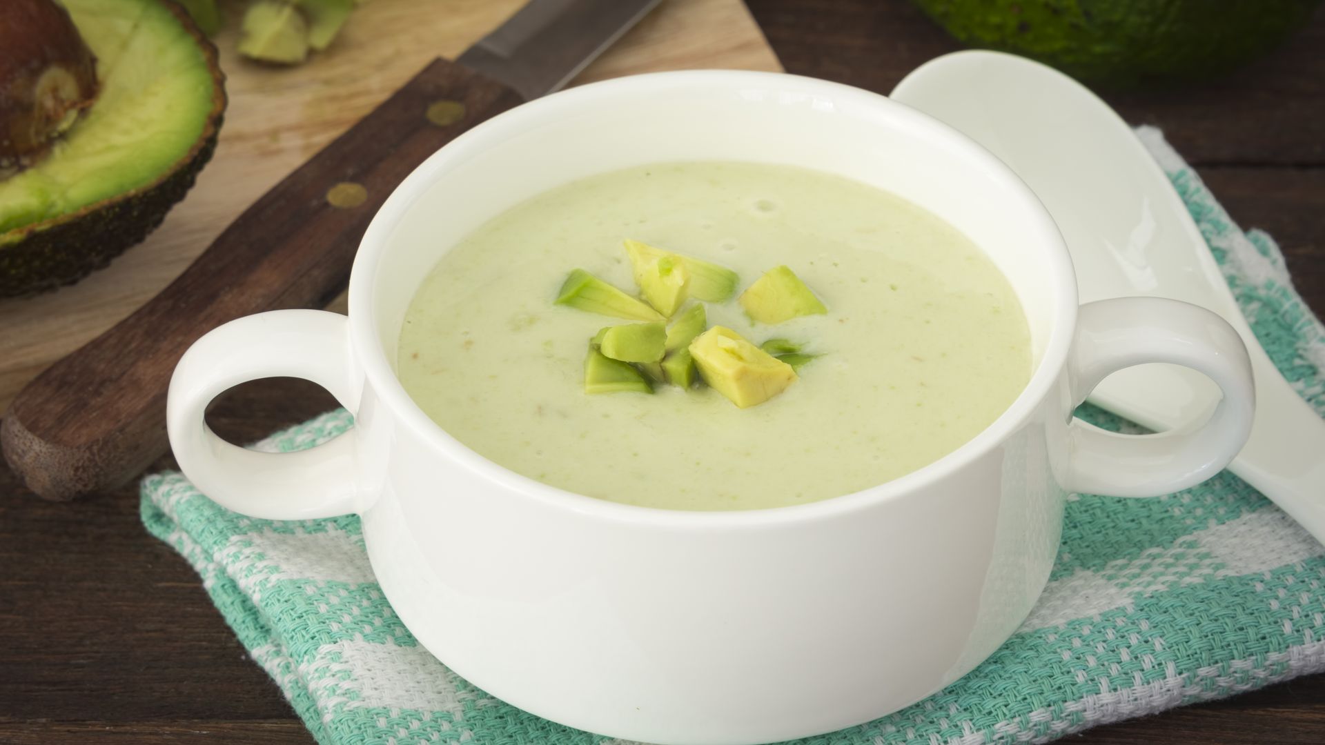 LA RECETA FRESQUITA DEL DÍA. Crema fría de aguacate que te salva cualquier comida veraniega con solo 4 ingredientes
