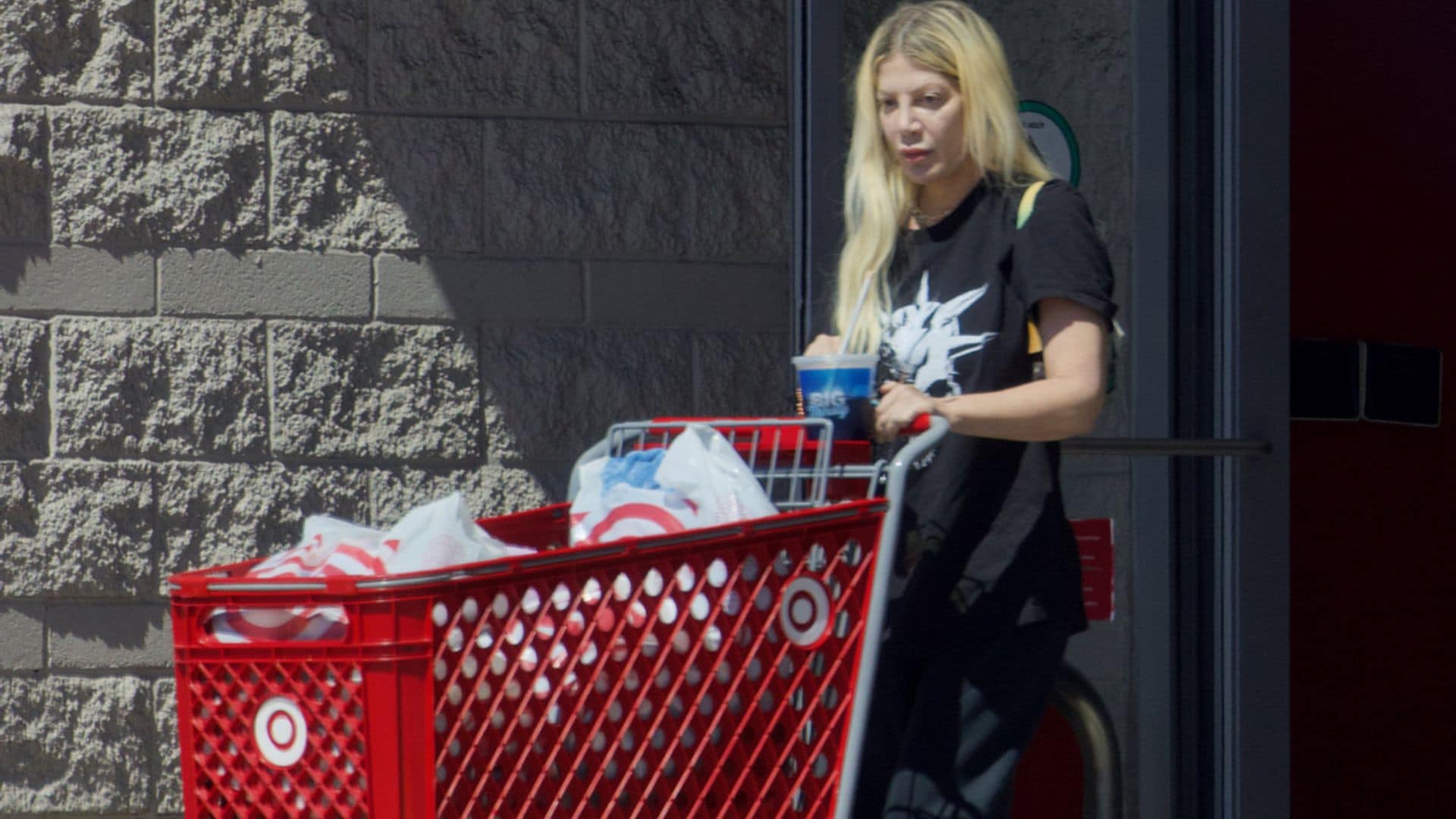 La vida errante de Tori Spelling y sus cinco hijos tras su divorcio: de un motel a una autocaravana
