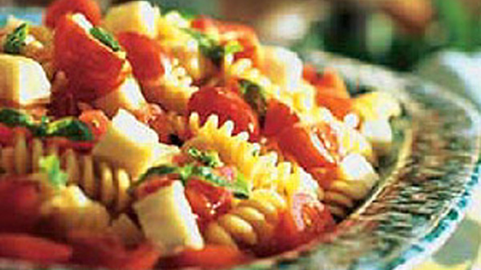 Ensalada de pasta con tomatitos y queso mozzarella