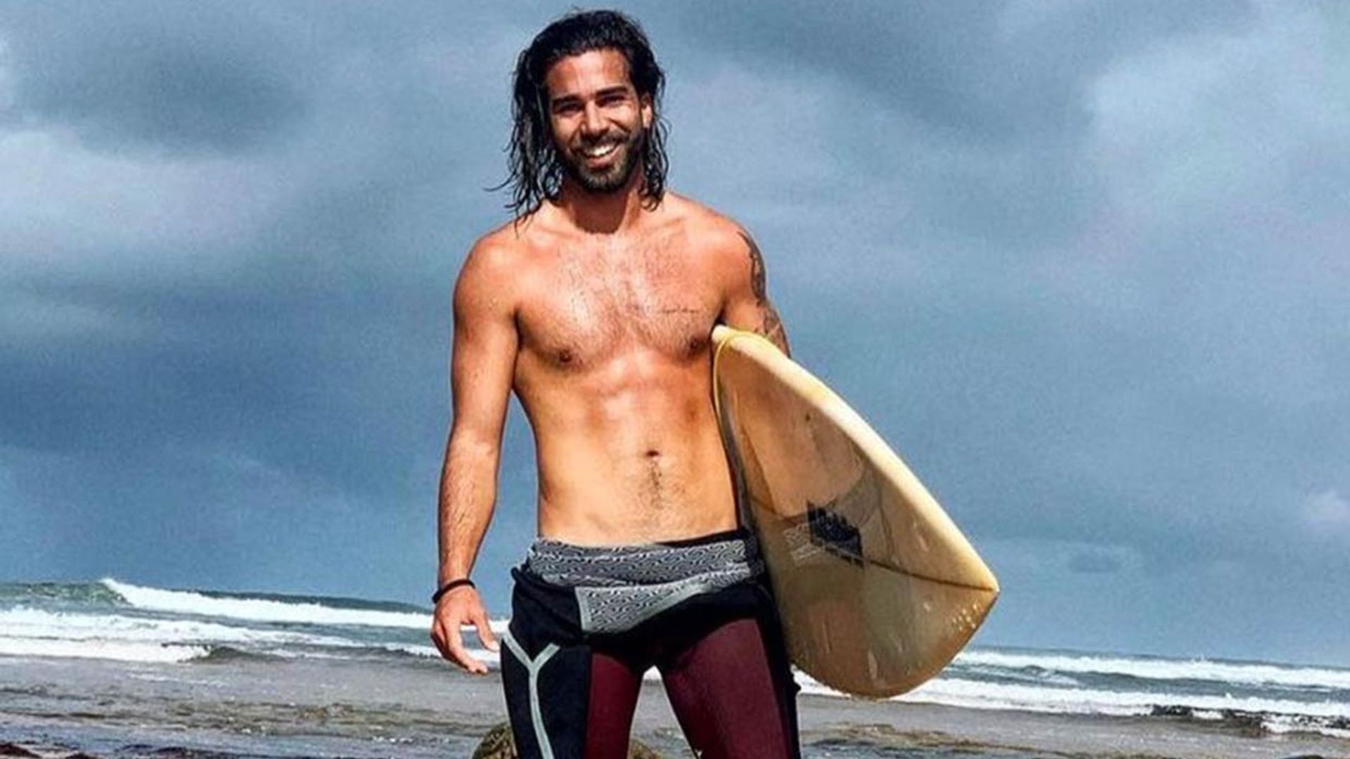 Surfero, adicto a los viajes y hermano de una conocida presentadora, ¿quién es?