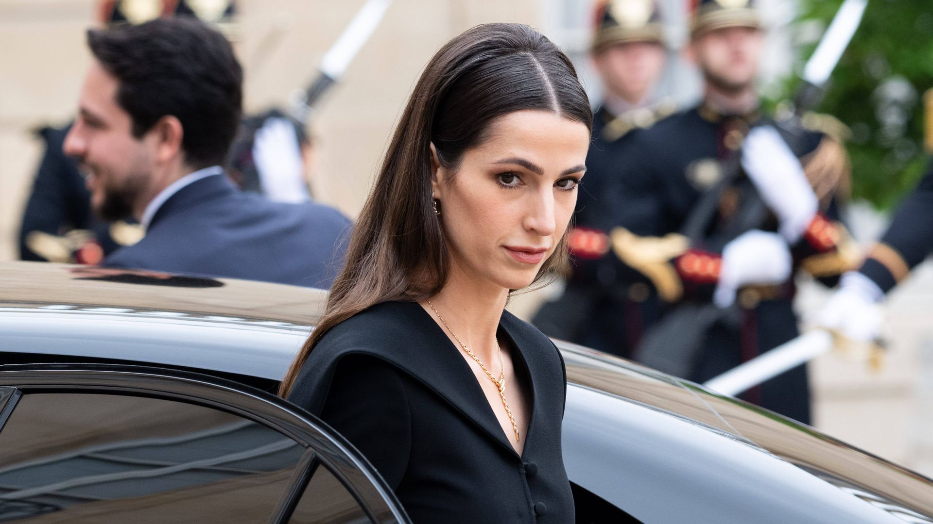 Rajwa de Jordania en su visita oficial a Francia junto a su marido el 8 de octubre de 2025