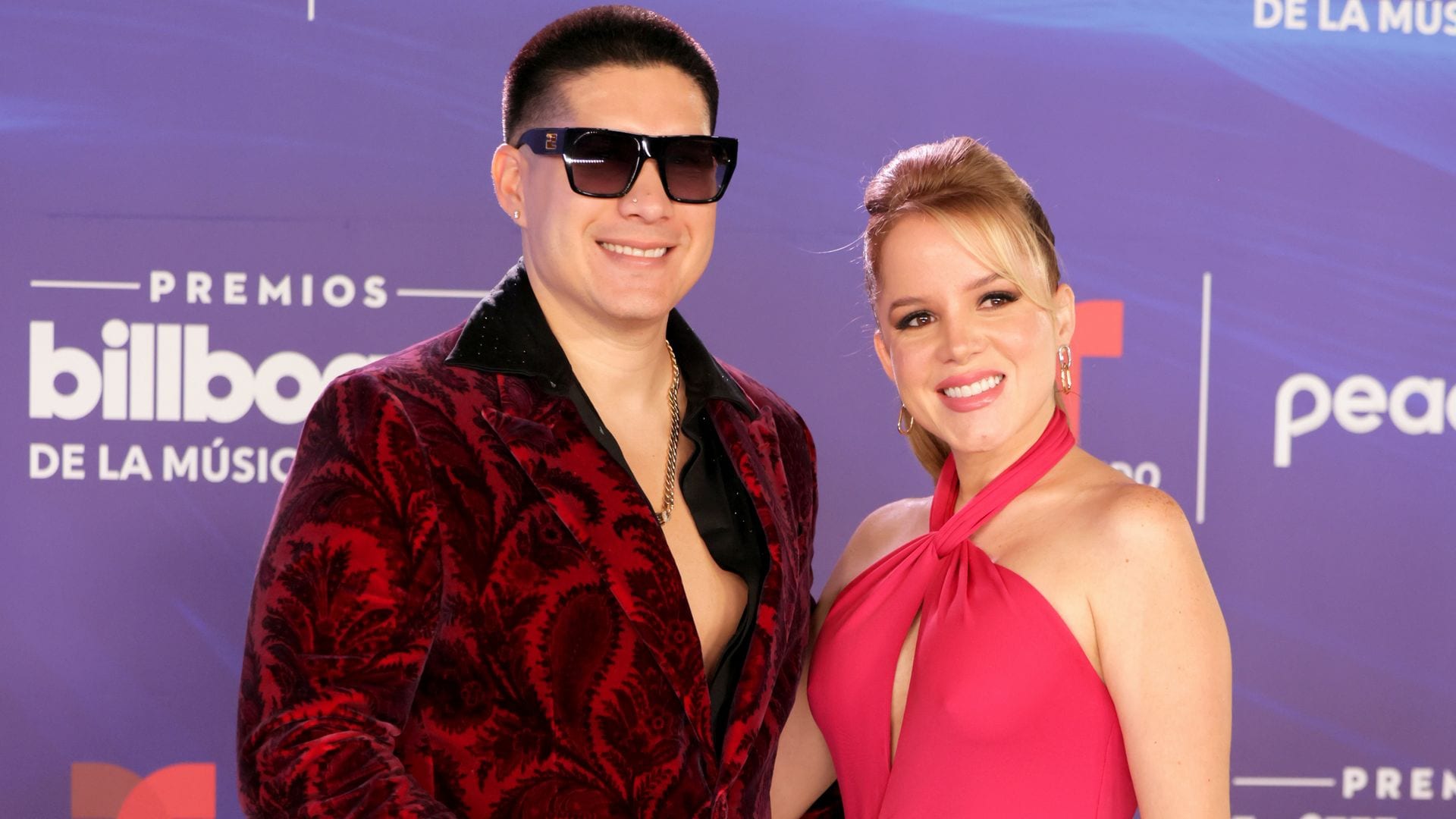Chyno Miranda y Astrid Falcón debutaron como matrimonio en la alfombra roja de los Premios Billboard de la Música Latina.