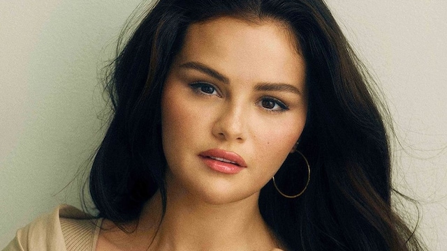 Selena Gomez posando con maquillaje natural