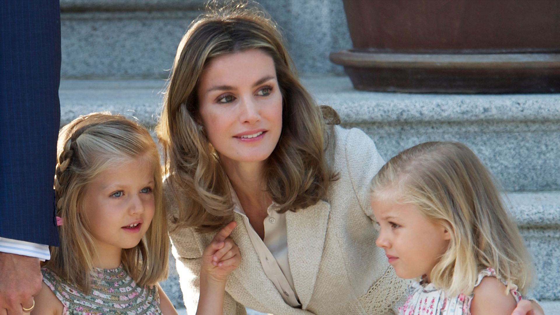 De niñas a universitarias: así han cambiado la princesa Leonor y la infanta Sofía desde la última visita de un Papa a España hace 15 años