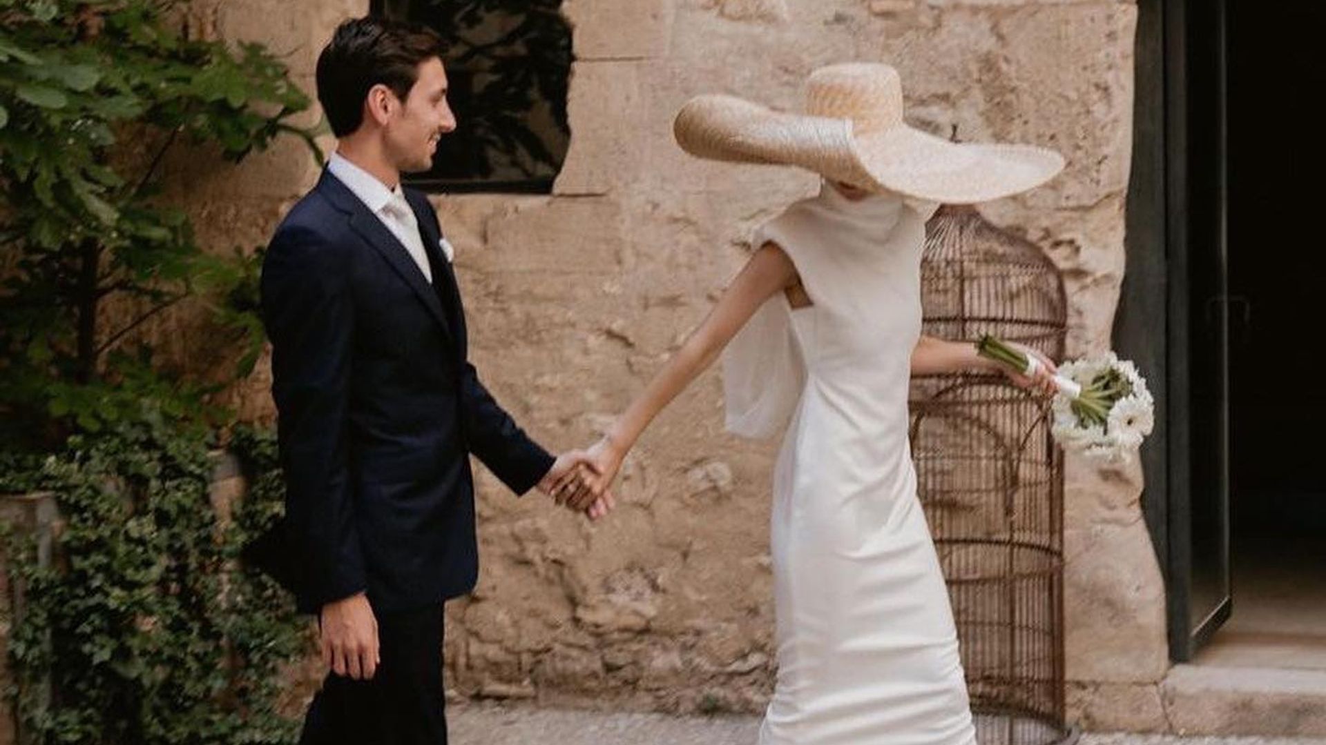 Las hombreras sustituyen a las mangas románticas: 10 vestidos de novia que estilizan y son pura tendencia