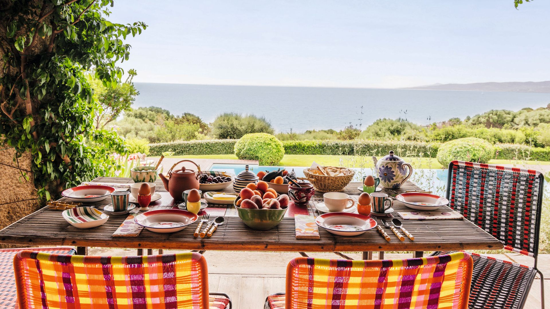 Vista de la piscina desde la mesa de fuera de la casa