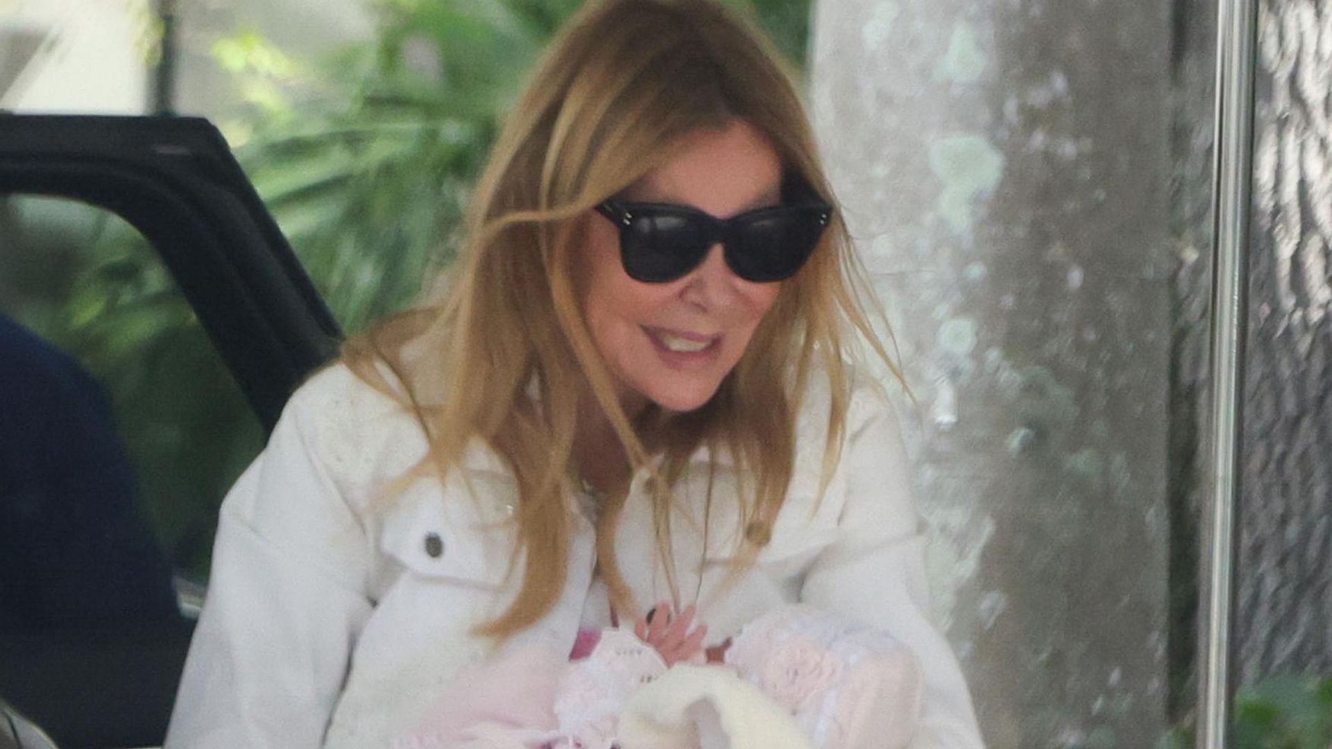 Las emocionantes imágenes de la felicidad de Ana Obregón al salir del hospital con su bebé