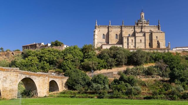 Panorámica del puente romano y la catedral de Coria en Cáceres, Extremadura