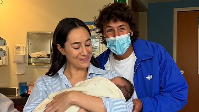 Juanpa Zurita y su hermana Paola Zurita con la bebé Renée