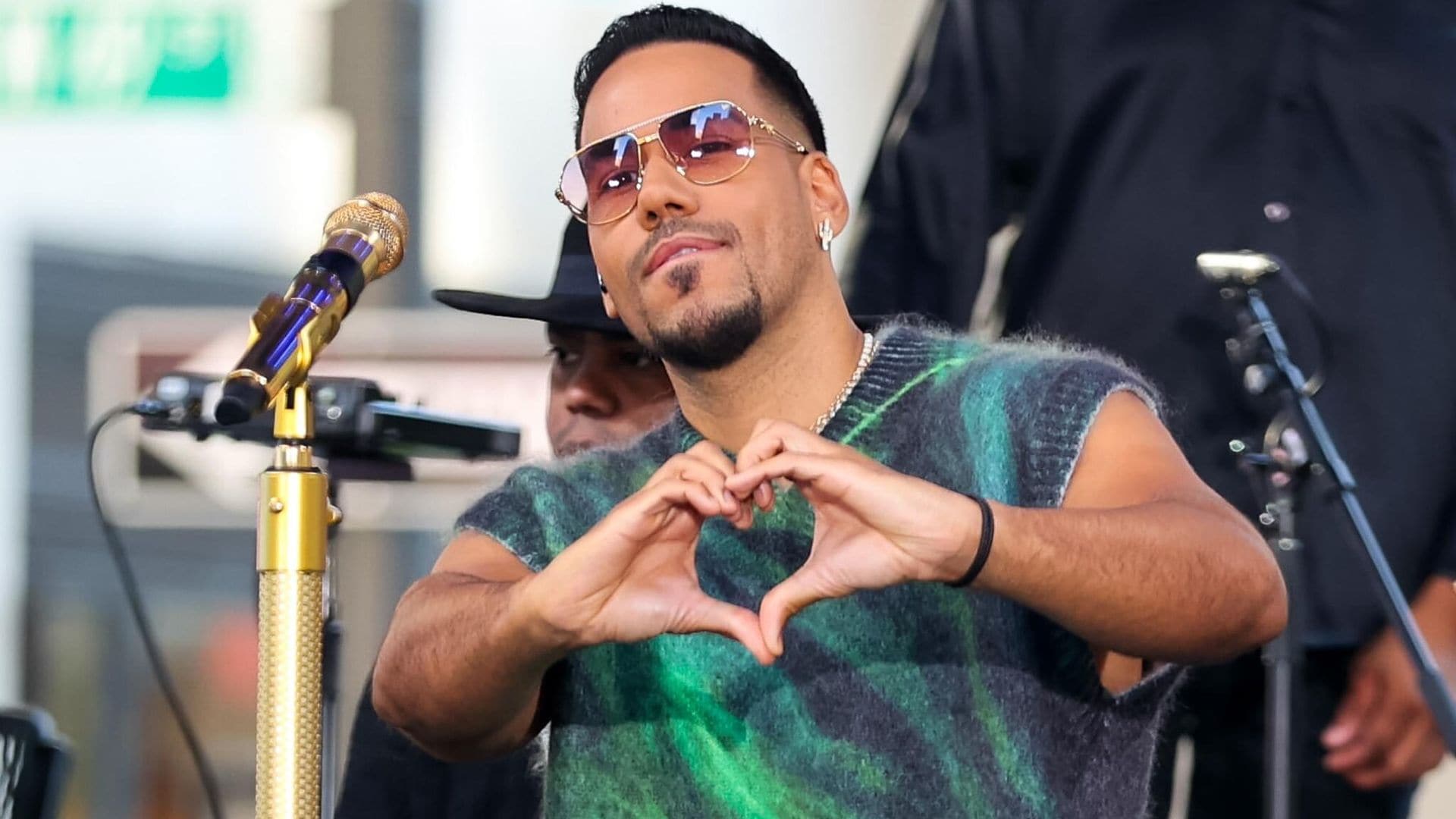 Romeo Santos recorre las zonas afectadas por las intensas lluvias en República Dominicana