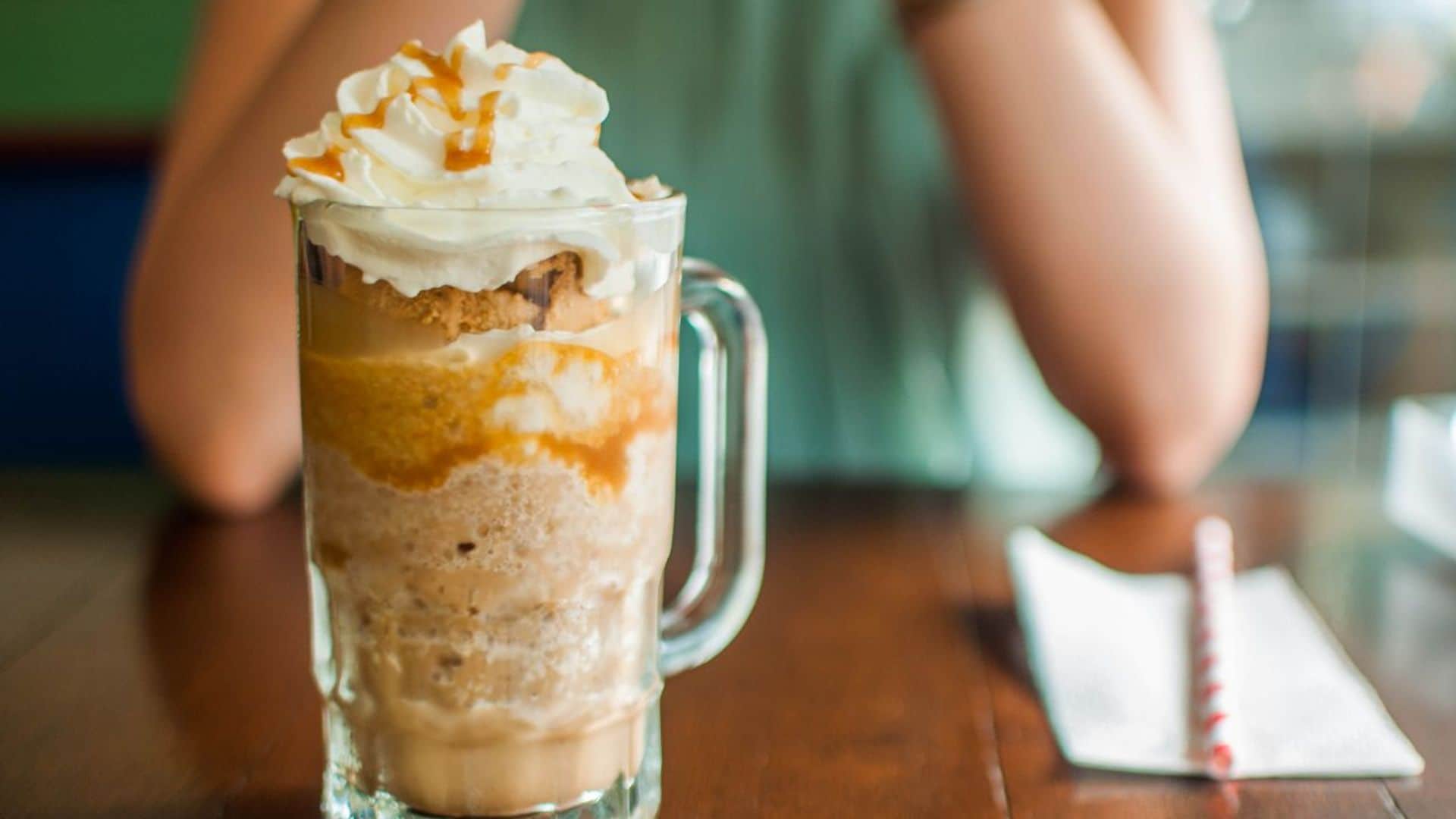¡Atención amantes del café! Así se prepara el 'frappé' con sello barista más delicioso