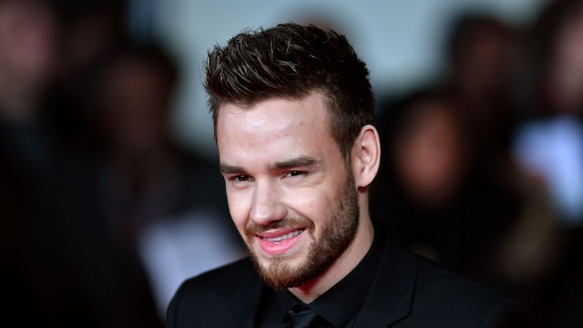 Plano medio de Liam Payne con traje negro