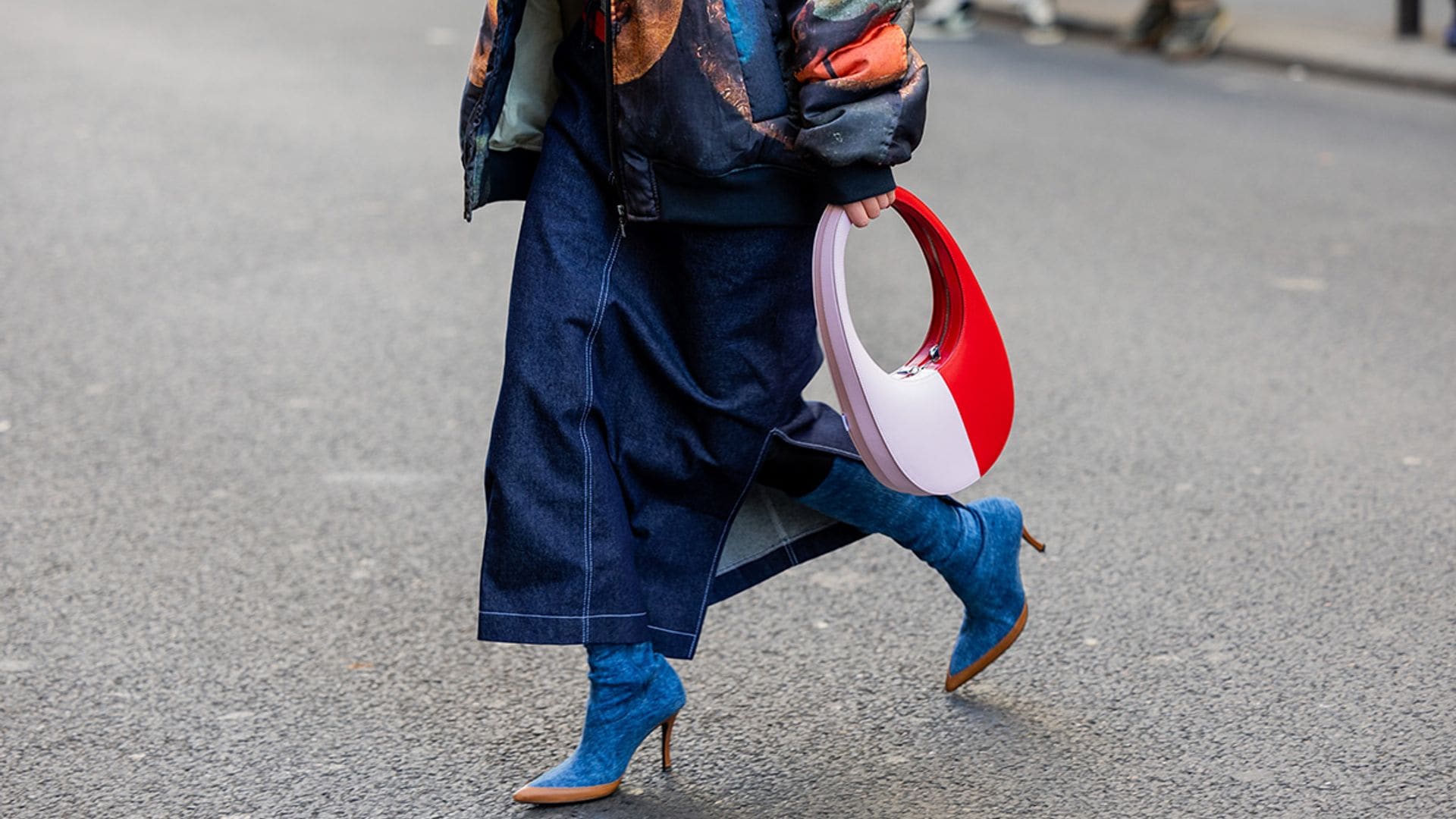 De la pasarela a Zara: botas y zapatos 'denim', la tendencia más arriesgada del momento