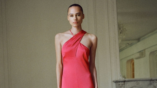 ¿Sin look para la boda? Estos vestidos lisos de Mango son la solución exprés que necesitas
