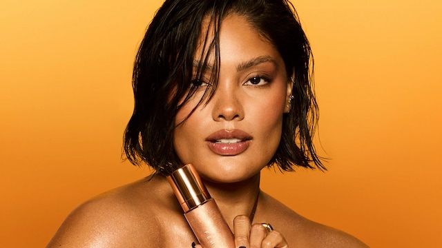 Mujer morena con pelo corto y piel dorada con iluminador corporal de Fenty Beauty