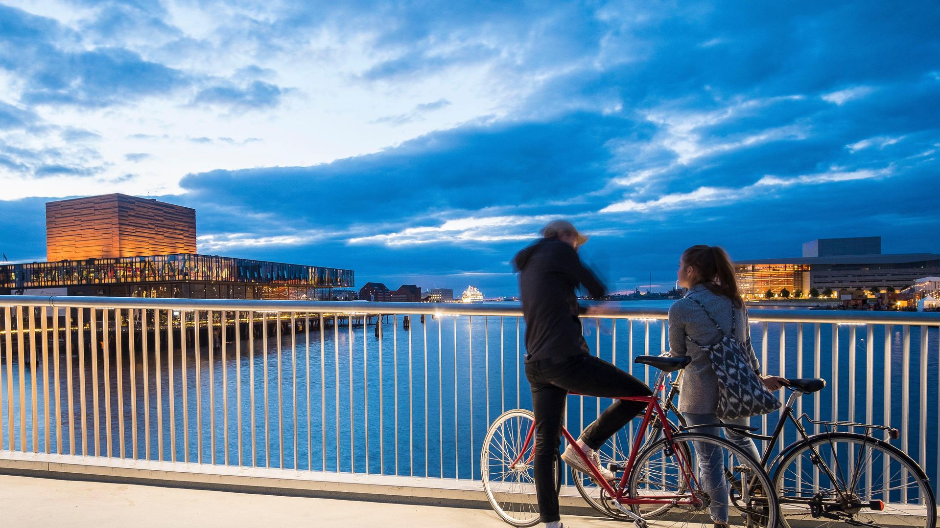Pareja frene al Teatro Real de Copenhague