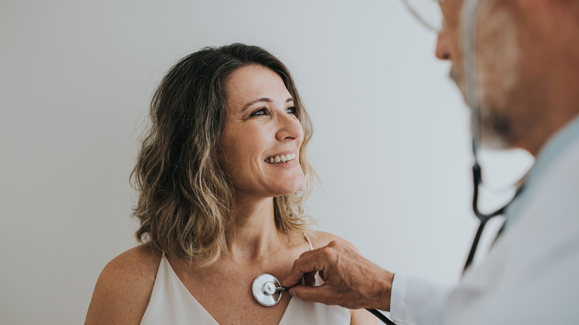 mujer en consulta del médico en un chequeo cardiaco