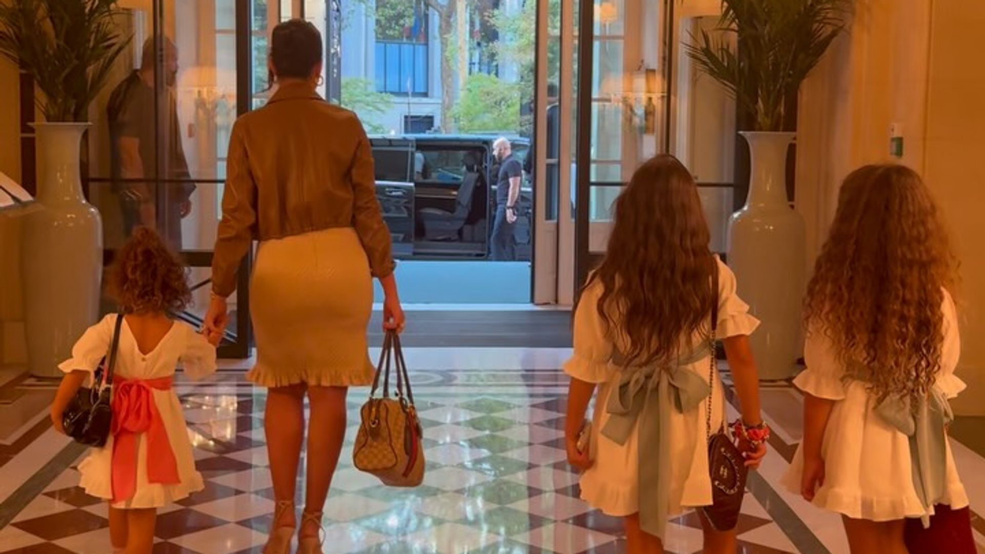 Georgina Rodríguez y sus hijas Alana, Eva y Bella Esmeralda.
