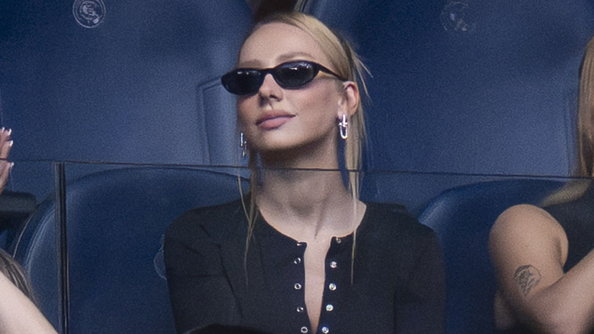 Ester Expósito fue fotografiada animando a Kylian Mbappé durante el partido del Real Madrid contra el Málaga.