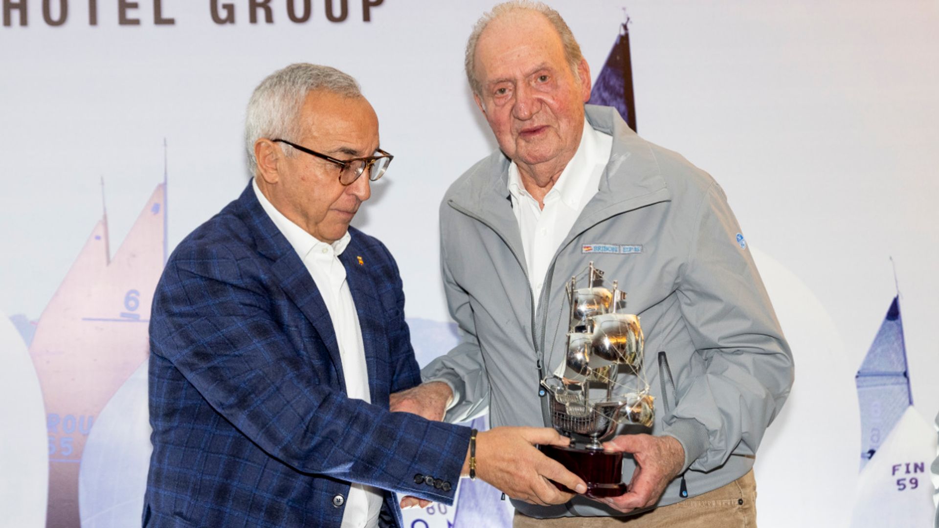 El 'Bribon', con el Rey Juan Carlos al frente, recibió el premio como vencedor de la Liga Española de 6 Metros de 2023