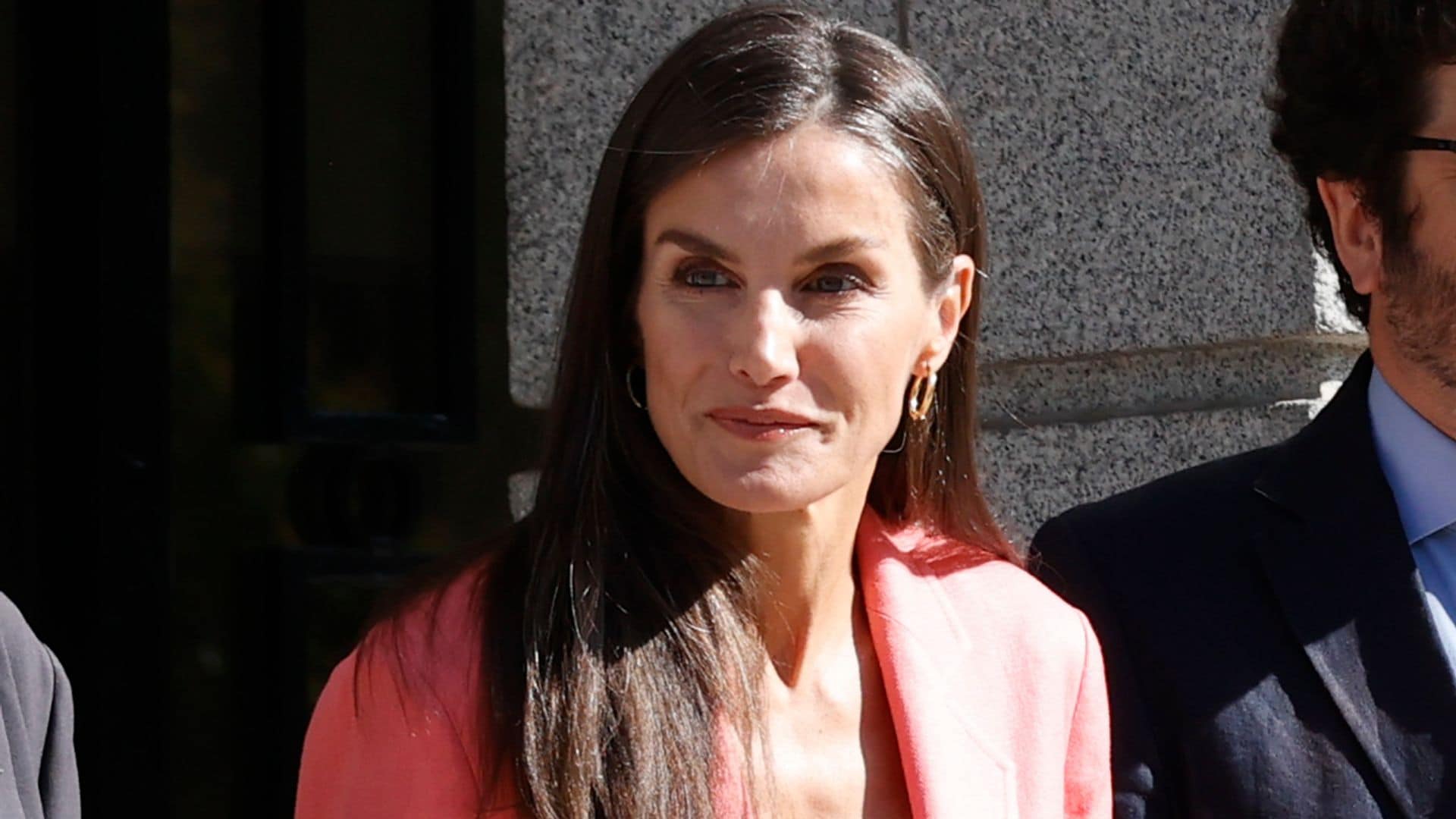 Un traje, dos looks y el protocolo de estilo con el que la reina Letizia desafía el calor