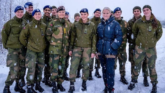Plano entero de la princesa Ingrid de Noruega posando con las Fuerzas Armadas