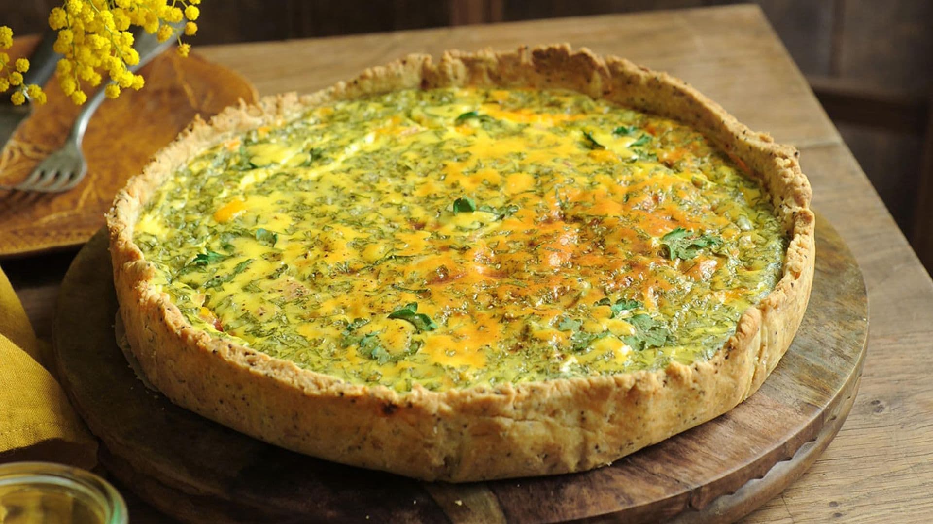 Tarta salada de jamón y queso con hierbas aromáticas
