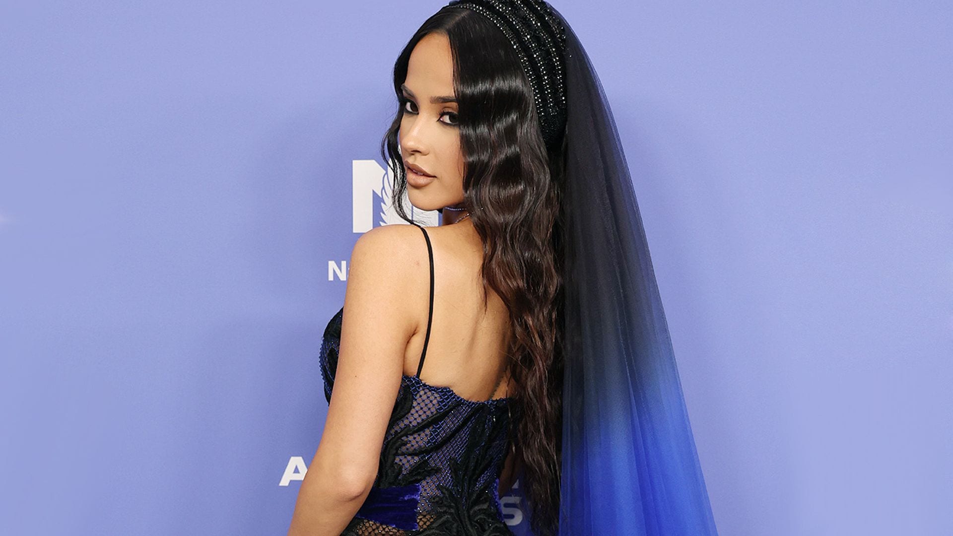 ¿Una pista sobre su boda? El minivestido lencero de Becky G ¡con velo incluido!