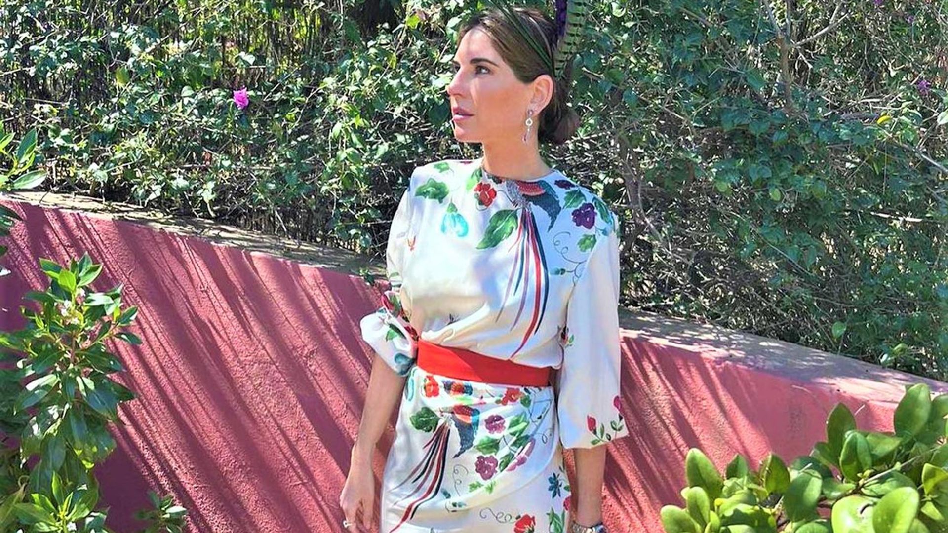 Lourdes Montes deslumbra con un favorecedor vestido de flores y tocado de plumas
