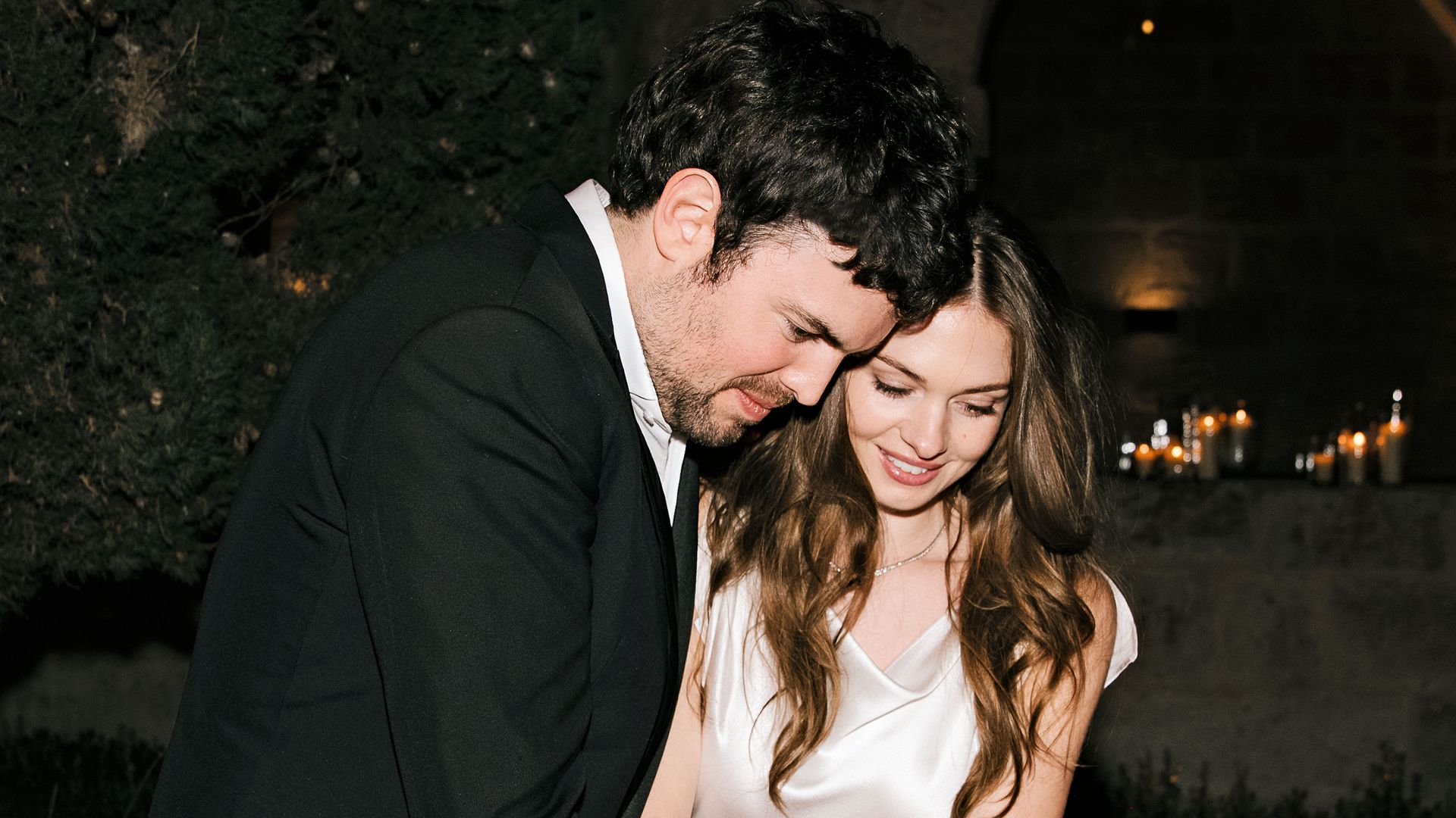 EXCLUSIVA. El segundo vestido de novia de Stella Banderas, al detalle: un diseño satinado y joyas 'vintage'