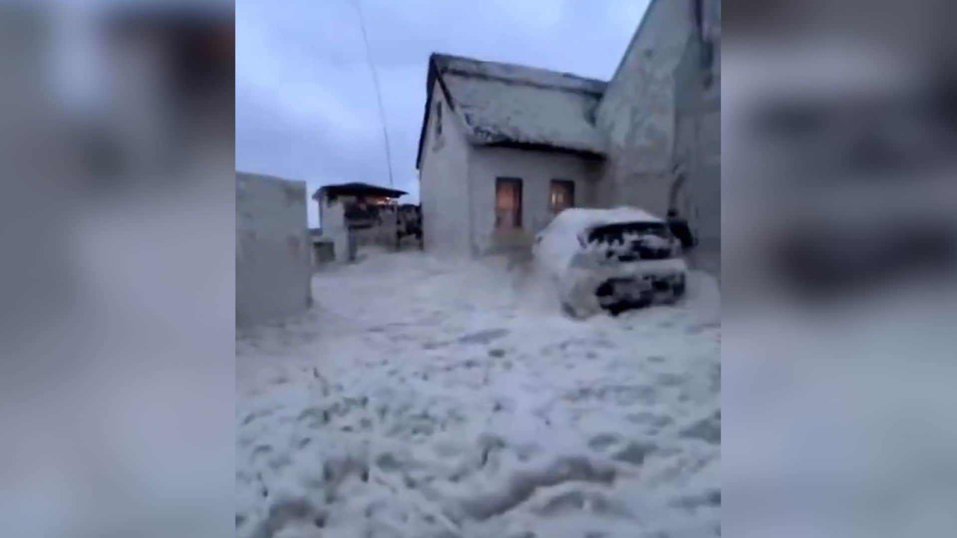 La espuma marina cubre un pequeño pueblo en el este de Irlanda simulando una gran nevada y dejando imágenes para el recuerdo